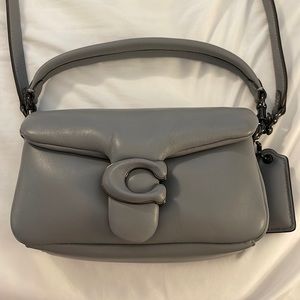 Coach 18 pillow tabby in grey